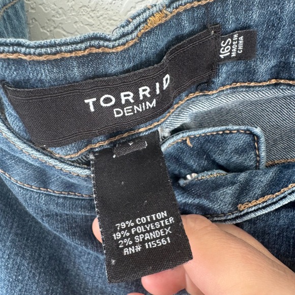 Torrid Denim Jeans Women's Size 16S Blue‎ Wash Slim Fit Stretch Pants - Picture 3 of 3